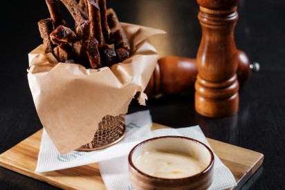 Bread crackers with cheese or sour cream sauce